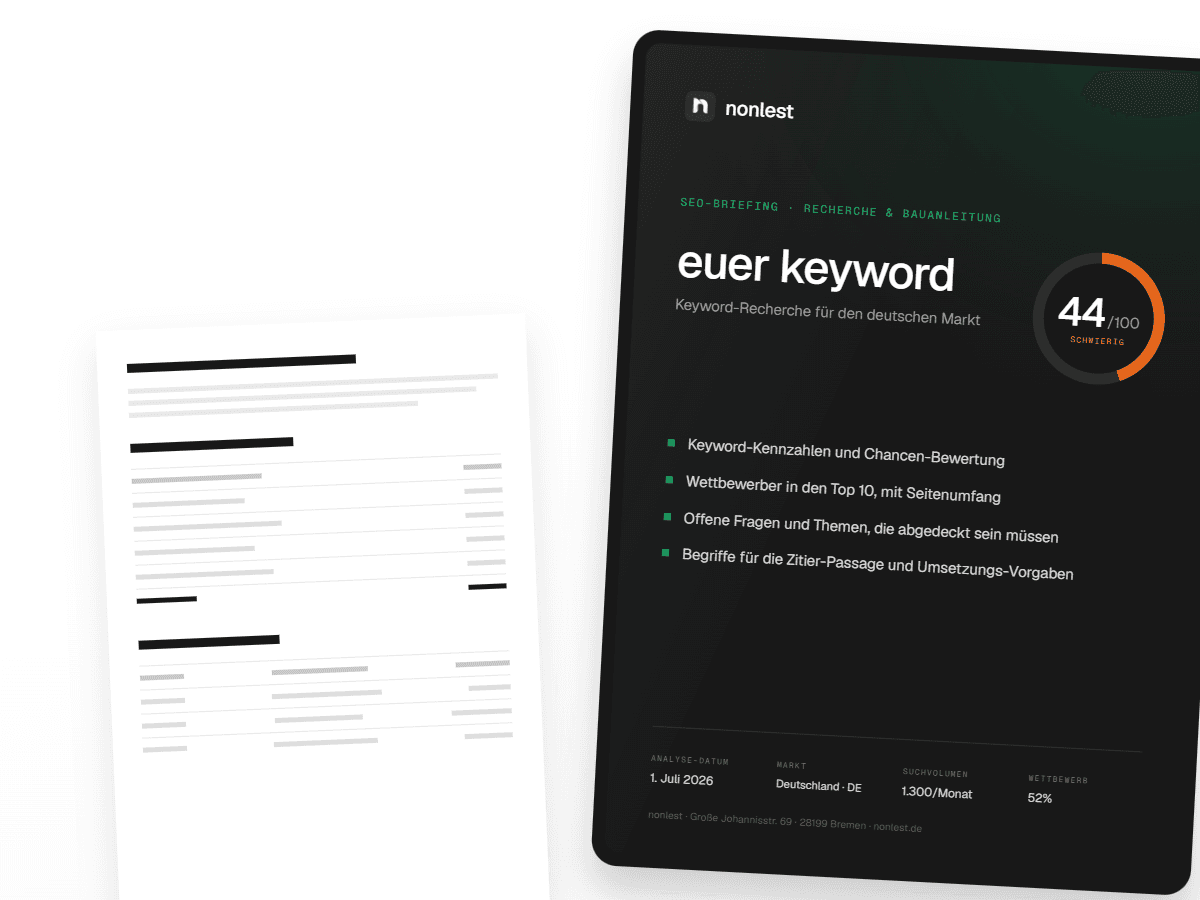 Das SEO-Briefing auf einem Tablet: Titelseite mit dem Chancen-Score 44 von 100, dahinter eine gedruckte Innenseite